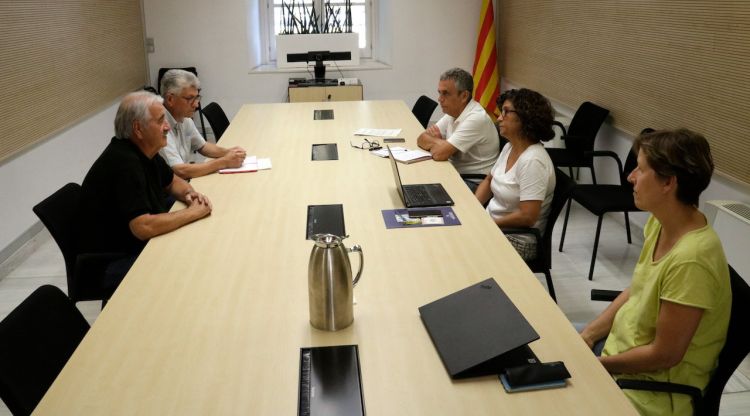 El president i el vicepresident dels caçadors gironins reunits amb la directora territorial del Departament. ACN