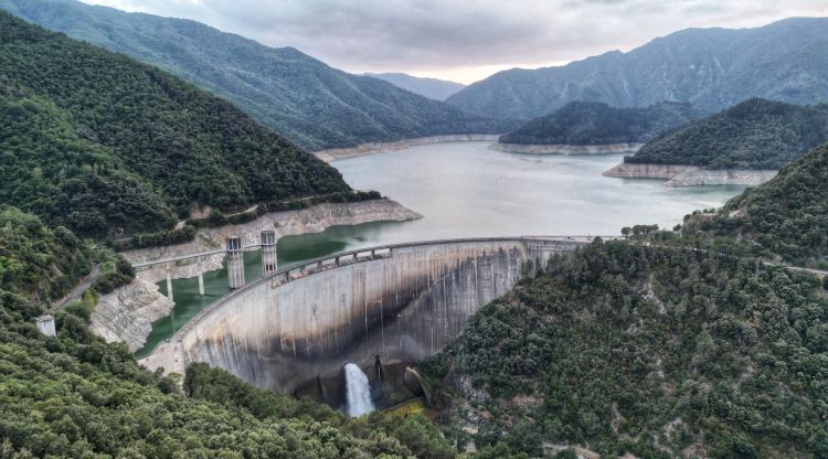 El pantà de Susqueda, amb poques reserves d'aigua el passat 13 d'agost. La Sequera del 22