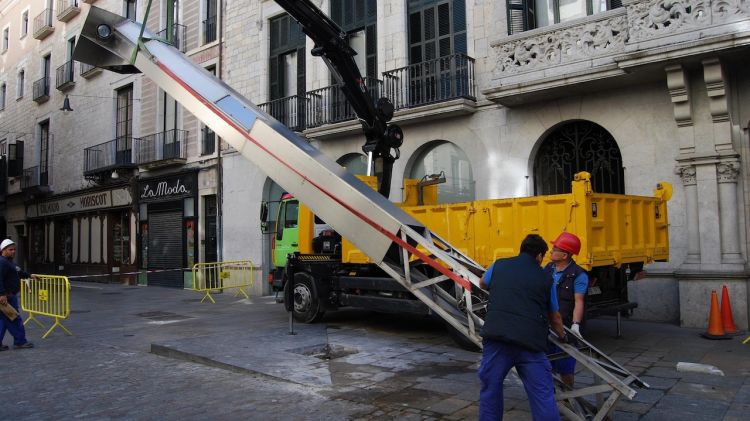 Un moment dels treballs per retirar el fanal de la plaça del Vi de Girona © ACN