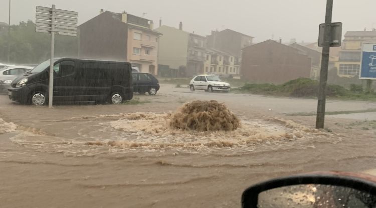 La tempesta, a Olot, ha fet sobreeixir les clavegueres. Adrià Gregorio Ortiz