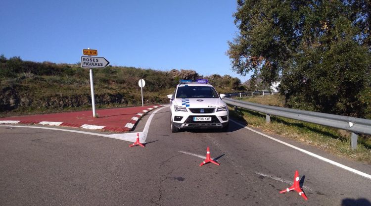 La carretera tallada després de l'accident per agents de la Policia Local. Ràdio Cap de Creus