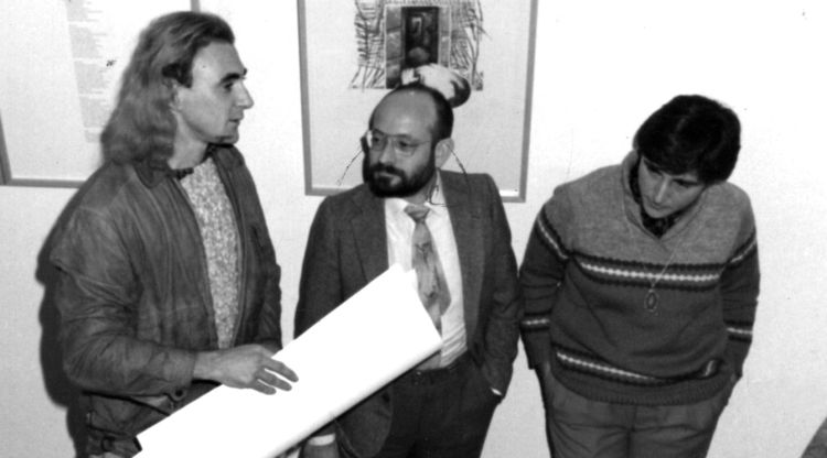 Pau Riba i Mercè Riba amb el crític d'art Jaume Fàbrega a la presentació i exposició de 'Trànsit'. a la Galeria Palau de Caramany de Girona, el 1985