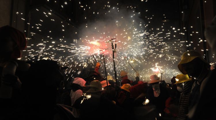 Un instant del correfoc del 2019 a les Festes del Tura