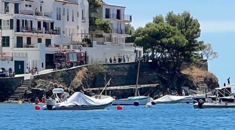 Els Bombers al lloc de l'accident, aquest matí. Ràdio Cap de Creus