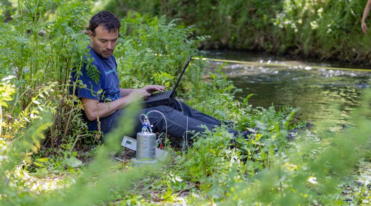 Foto d'arxiu de l'investigador Rafael Marcé durant una sortida de camp de l'àrea de Recursos i Ecosistemes de l'ICRA