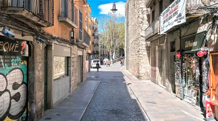 El tram final del carrer Ballesteries que desemboca al carrer Calderers