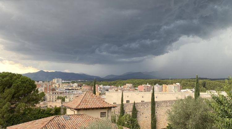 La tempesta arribant a Girona, aquesta tarda. M. Estarriola