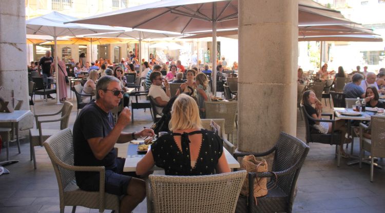 Clients de diversos bars situats a la plaça de l'Ajuntament, aquest cap de setmana