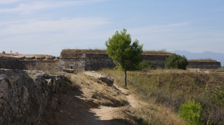 El camí de ronda del castell ha estat desbrossat i anivellat © AG