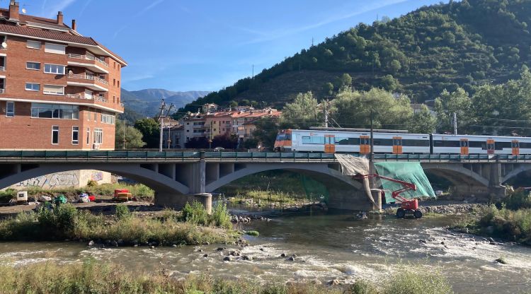 El primer tren que ha cirulat aquest matí pel pont reparat