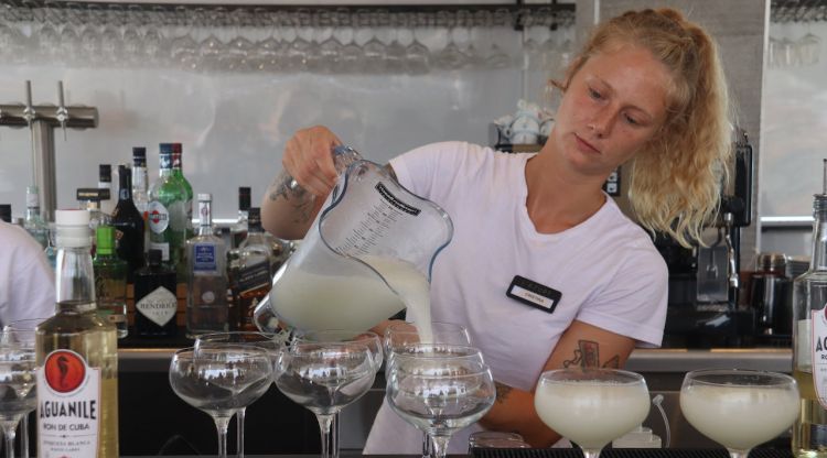 Una cambrera prepara diversos daiquiris en un bar de Lloret de Mar. ACN