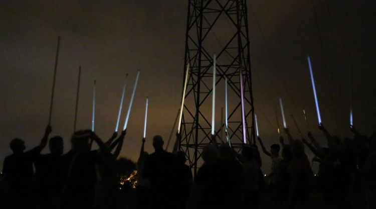 Els participants a la manifestació de Riudellots amb fluorescents encesos pel camp electromagnètic de la línia d'alta tensió