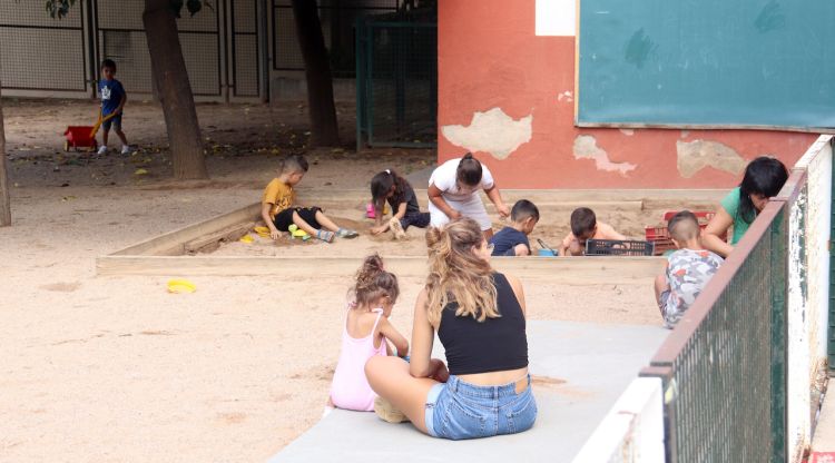 Una alumna de l'escola de Font de la Pólvora juga amb una de les mestres al pati