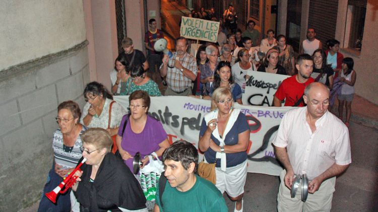 Una seixantena de persones han recorregut els carrers d'Anglès contra el tancament nocturn del CAP © ACN