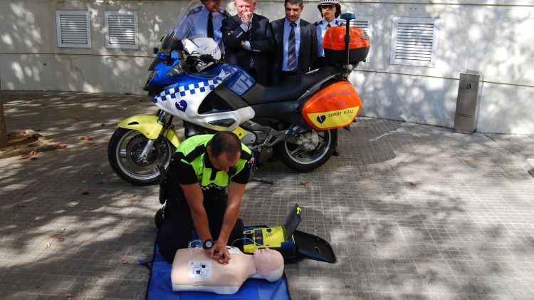 La motocicleta equipada amb el nou desfibril·lador © AG