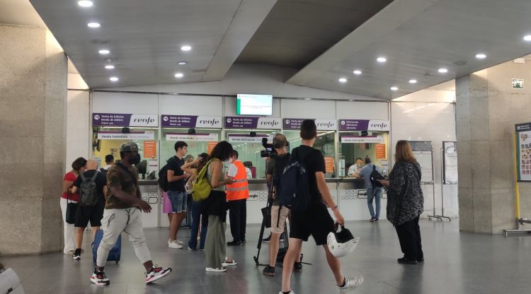 Passatgers davant les taquilles de l'estació de Girona. Catalunya Ràdio / CCMA