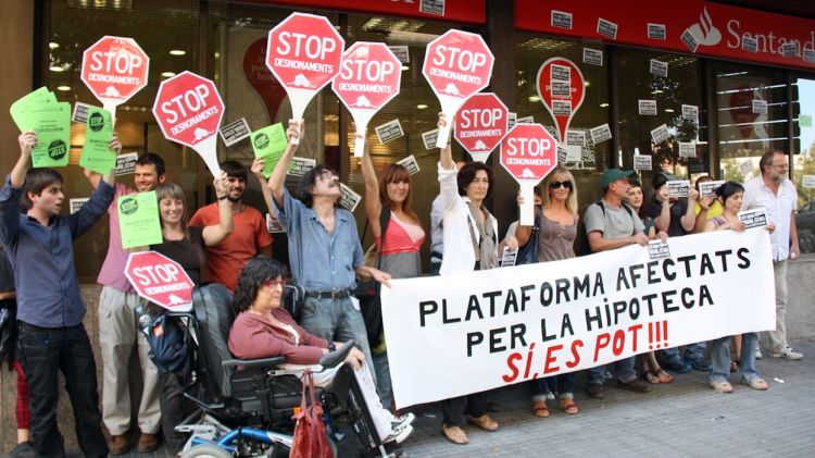 Concentració de la plataforma d'afectats per la hipoteca a Girona © ACN