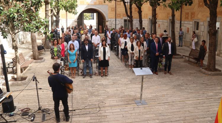 Diverses autoritats locals canten l'himne dels Segadors en l'acte de la Diada a la Delegació del Govern a Girona. ACN