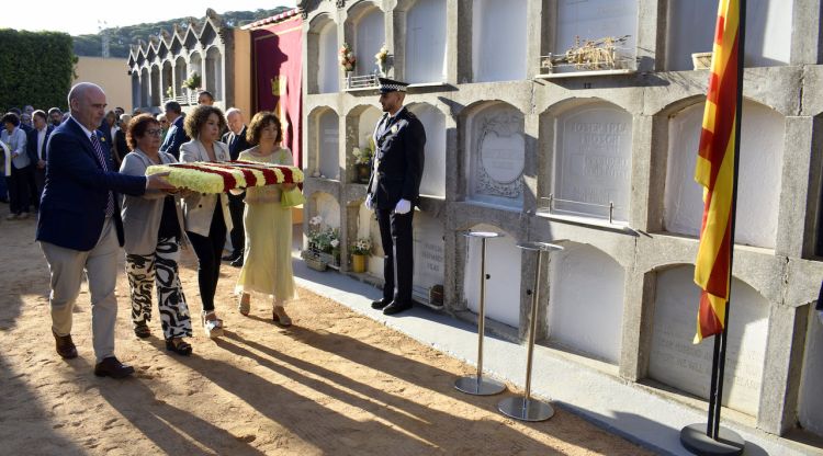 La delegada del Govern a Girona, Laia Cañigueral, acompanyada per l'exconsellera Dolors Bassa en l'ofrena floral a la tomba de Josep Irla