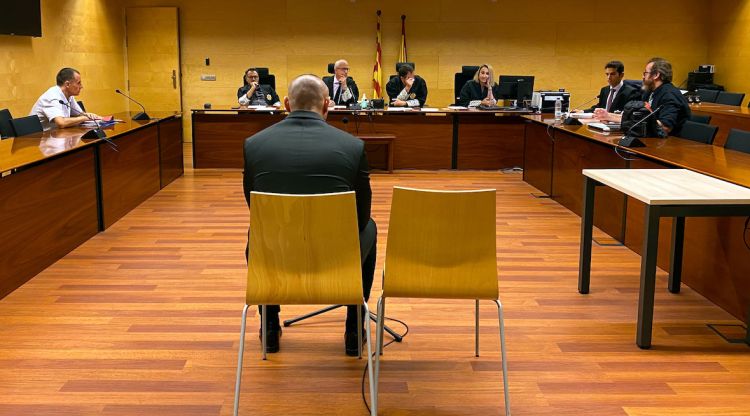 D'esquenes, l'acusat de violació, maltractament i vexacions injustes per uns fets de Blanes. ACN