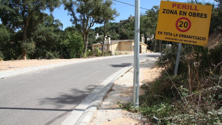 Un cartell alerta a l'entrada de l'urbanització que s'hi estan fent obres però els treballs estan aturats © ACN