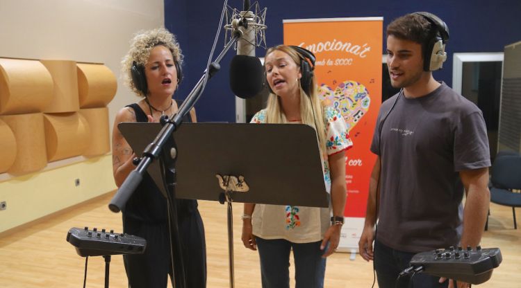 La Pau, Beth i Joan Garrido interpreten un dels temes del disc 'Himnes del cor' de la Simfònica de Cobla i Corda de Catalunya. ACN