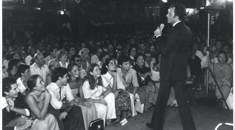 Julio Iglesias el juliol de 1977 actuant a la discoteca Palladium de Platja d'Aro. L'Indépendant