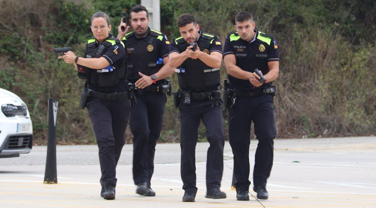 Un grup d'agents de la Policia Local de Blanes en una actuació durant un simulacre a la ciutat esportiva. ACN