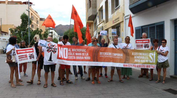 Els opositors al projecte durant la protesta a l'exterior. ACN