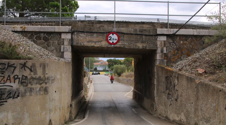 Una senyal indica l'alçada del pont que és de 2'8 metres i impedeix el pas de camions. ACN