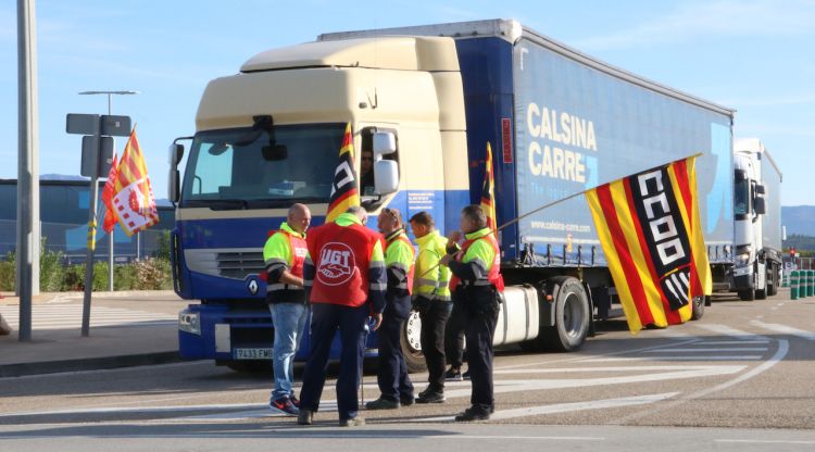 Piquets informatius aturant camions a la sortida de Calsina Carré. ACN