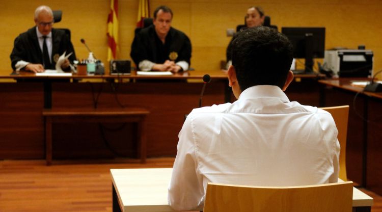 L'acusat, d'esquenes, davant el tribunal de la Secció Quarta de l'Audiència de Girona. ACN