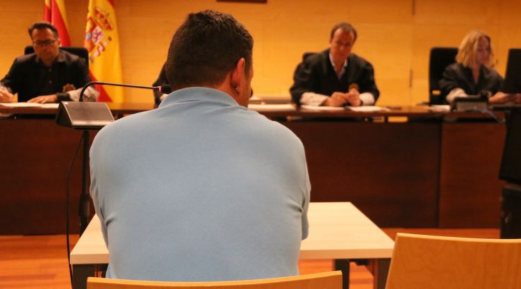 L'acusat d'abusar sexualment de la seva neboda durant la declaració al judici a Girona. ACN