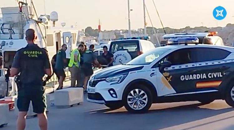 Moment en que ha arribat el cos al port de l'Escala. La Xarxa / Canal 10 Empordà