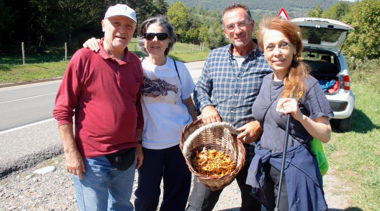 Una família mostra els bolets que ha trobat a la Vall de Camprodon. ACN