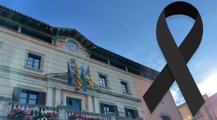 Imatge del consistori facilitada per l'Ajuntament de Ripoll amb les banderes a mitja asta