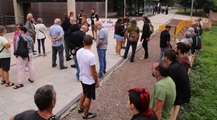 La concentració de suport a la citació al jutjat d'Olot a set dels nou detinguts pels aldarulls de l'acte de Vox. ACN