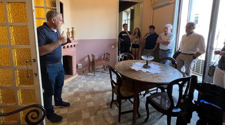 Martí Carbó a la sala d'estar de la finca de Dalí. ACN