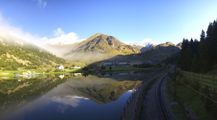 Les muntanyes de darrera la Vall de Núria s'han llevat aquest matí ben enfarinades