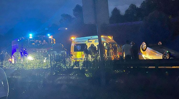 Un dels vehicles implicats va acabar volcat a la carretera. Anti-Radars Garrotxa