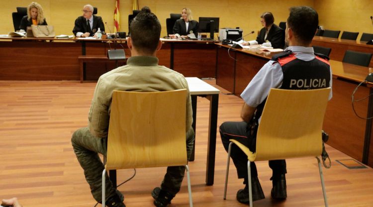 D'esquenes i custodiat pels Mossos, l'home que va calar foc a un bar de Puigcerdà. ACN