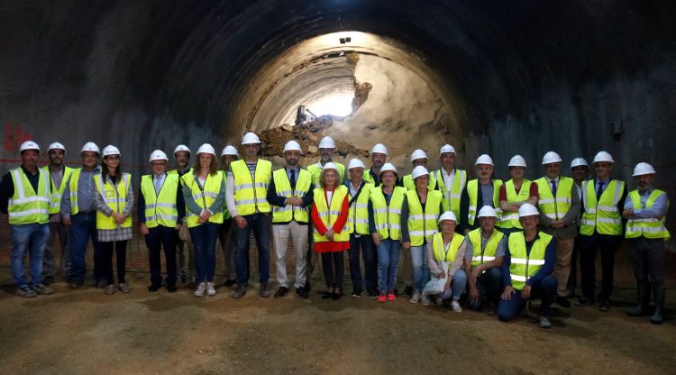 Foto de família del vicepresident i conseller de Territori amb la resta d'autoritats després de la calada del túnel de la variant d'Anglès. ACN