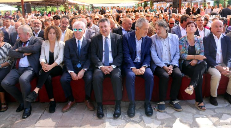 Autoritats i sector turístic gironí durant la commemoració del Dia Mundial del Turisme a Masarac. ACN
