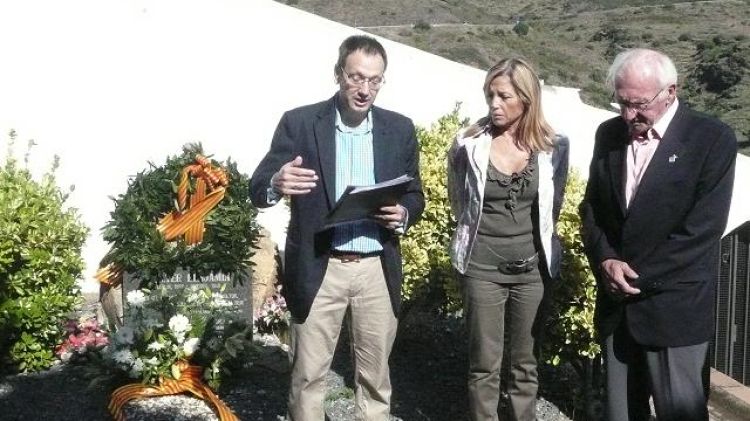 La vicepresidenta davant la tomba de W. Benjamin, acompanyada del director del Museu Memorial de l'Exili, Jordi Font, i de l'alcalde de Portbou