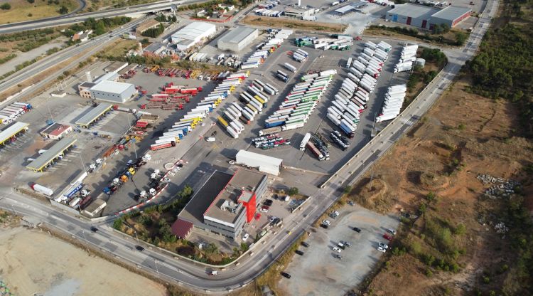 Vista aèria de la seu de Grup Padrosa a Llers, amb l'aparcament segur per a camions i vehicles pesants