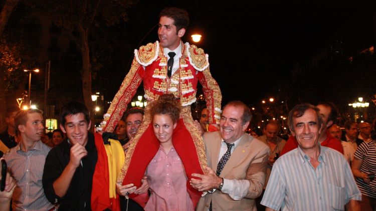 El torero Serafín Marín, pel centre de Barcelona, després de la cursa de braus de la Monumental © ACN