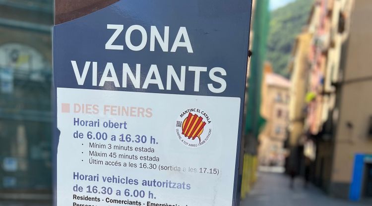 Un cartell informatiu de les restriccions al casc antic de Ripoll. ACN