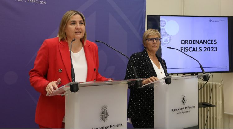 L'alcaldessa de Figueres, Agnès Lladó, i la regidora d'Hisenda, Maria Gratacós, durant la presentació de les ordenances fiscals del 2023. ACN