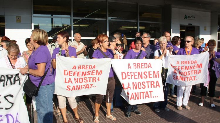 Els manifestants davant l'estació de trens de Girona © ACN