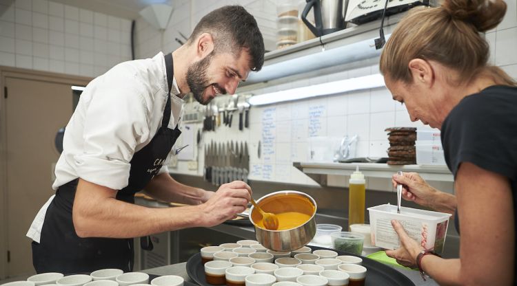 Lluc Quintana i Ada Parellada, a la cuina del restaurant Can Xapes